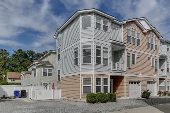 Building Photo - 4815 Lake Dr