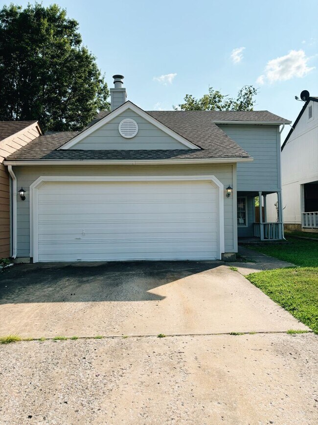 Foto del edificio - Spacious 1 Bedroom Duplex, 2 car garage