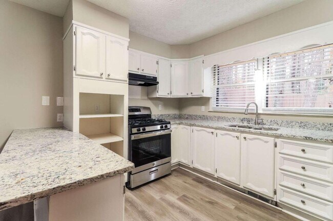 Foto del edificio - 2502 Robinson Rd NE