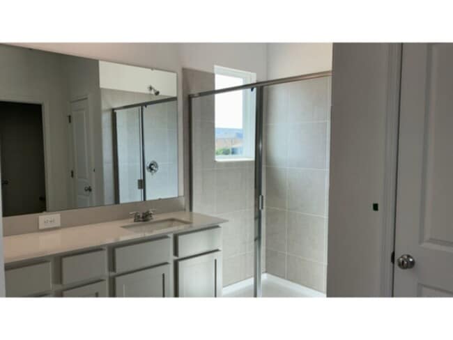Foto del edificio - BRAND NEW 3 bedroom 2.5 bath with 2 car ga...