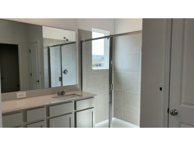 Foto del edificio - BRAND NEW 3 bedroom 2.5 bath with 2 car garage