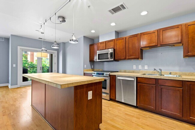 Foto del edificio - Spacious and Bright 1 Bedroom Condo in N C...