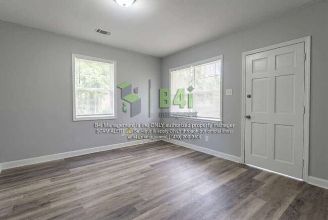 Building Photo - 909 E 8th St