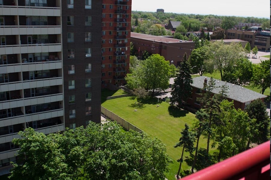 Photo du bâtiment - 25 Cosburn Ave