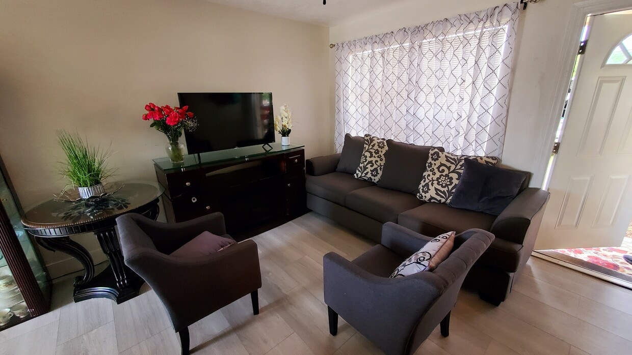 3 Bedroom 1+1/3 Bath house - 4140 NE 3rd Ave