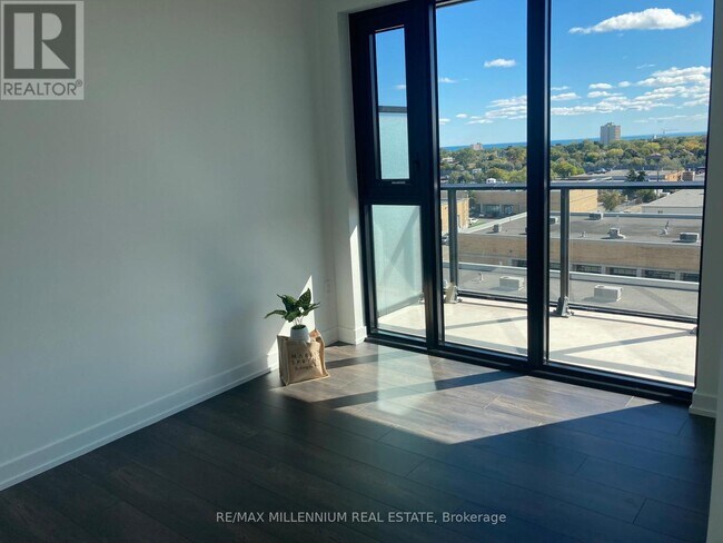 Photo du bâtiment - 801 The Queensway