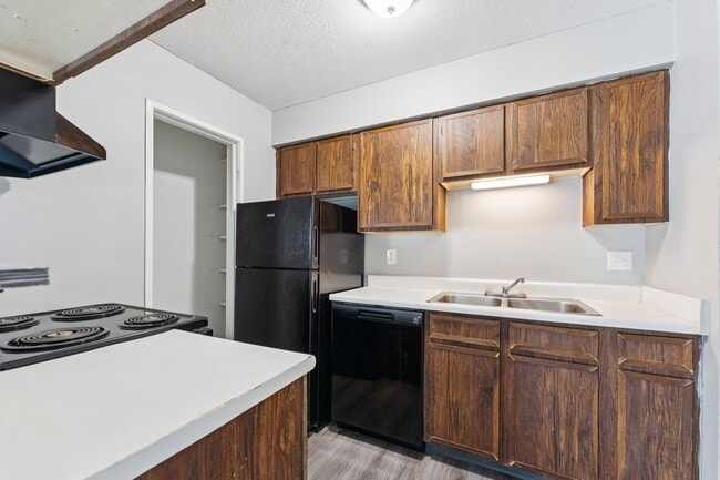 Building Photo - Sherwood Forest Estates