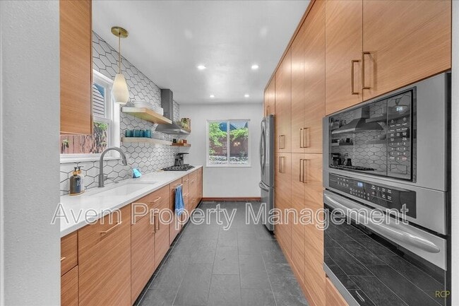 Building Photo - 2330 SE 53rd Ave