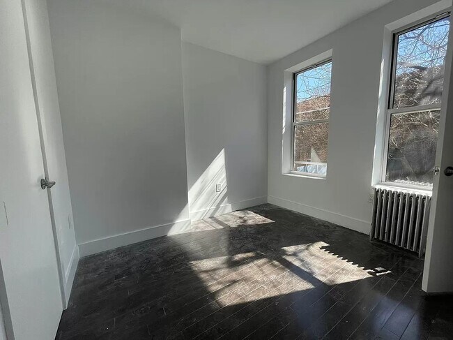 Building Photo - 954 Seneca Avenue