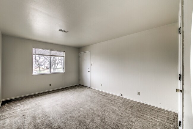 Living room/entry - 19 E Rock Creek Mnr
