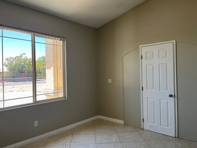 Building Photo - 4 bedrooms 2 bathroom home in Apple Valley!