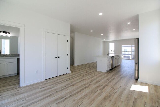 Building Photo - 441 War Room Ct