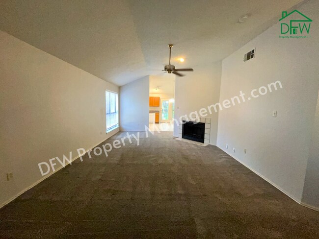 Foto del edificio - Cute 2 Bedroom, 1 Bath, Half-Duplex Home for Lease in Bedford