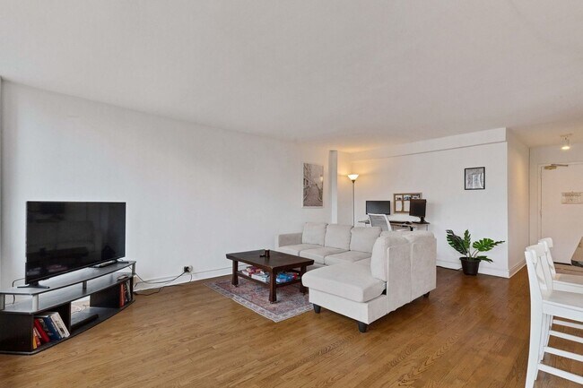 Foto del edificio - 1355 N Sandburg Terrace