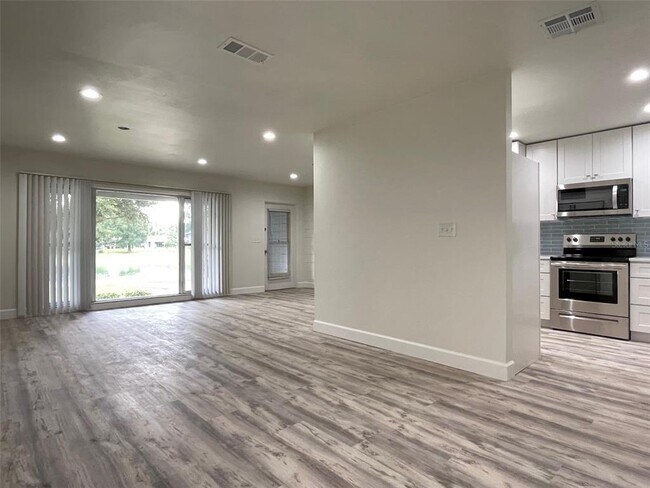 Building Photo - 1012 Lake Weldona Dr