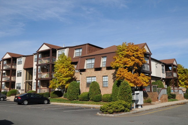 Foto del edificio - Woodbridge Center Plaza