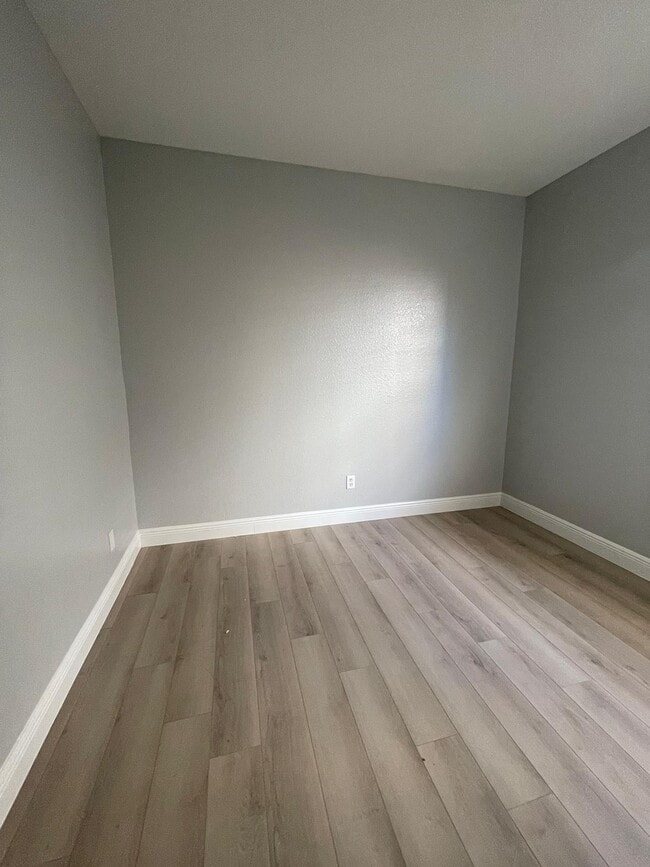 Building Photo - Available NOW, GROUND FLOOR CONDO,  3/2 Condo
