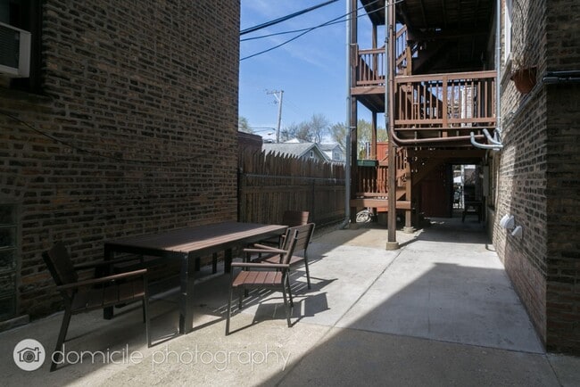 Building Photo - 1604 W Berwyn Ave