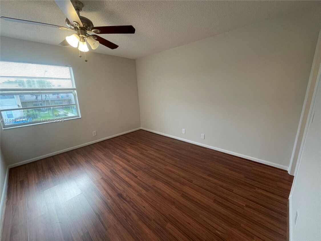 Foto principal - 413 Saxony Way