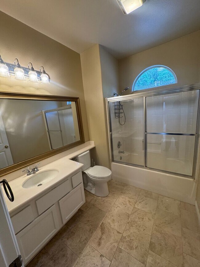 Foto del edificio - Beautiful 2 Bedroom/2 Bathroom + Bonus Room in Gated Community