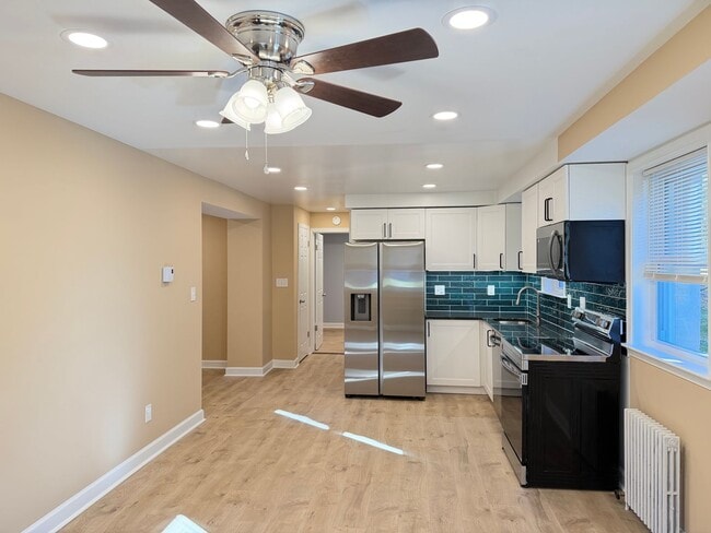 Building Photo - 8505 Greenwood Ave