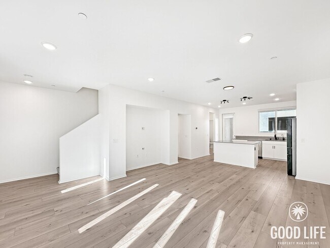 Foto del edificio - Luxury 3-Level 4BR Home | 1,696 Sq Ft | New Build San Diego Living