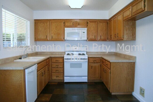 Building Photo - 2 Bd 2 Ba Home with a Den!