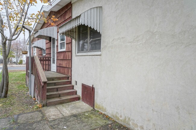 Building Photo - 524 E Bayview Ave