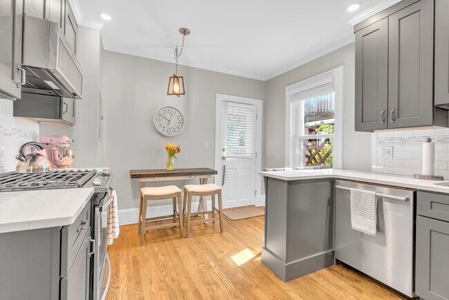 Building Photo - 176 Bowen St