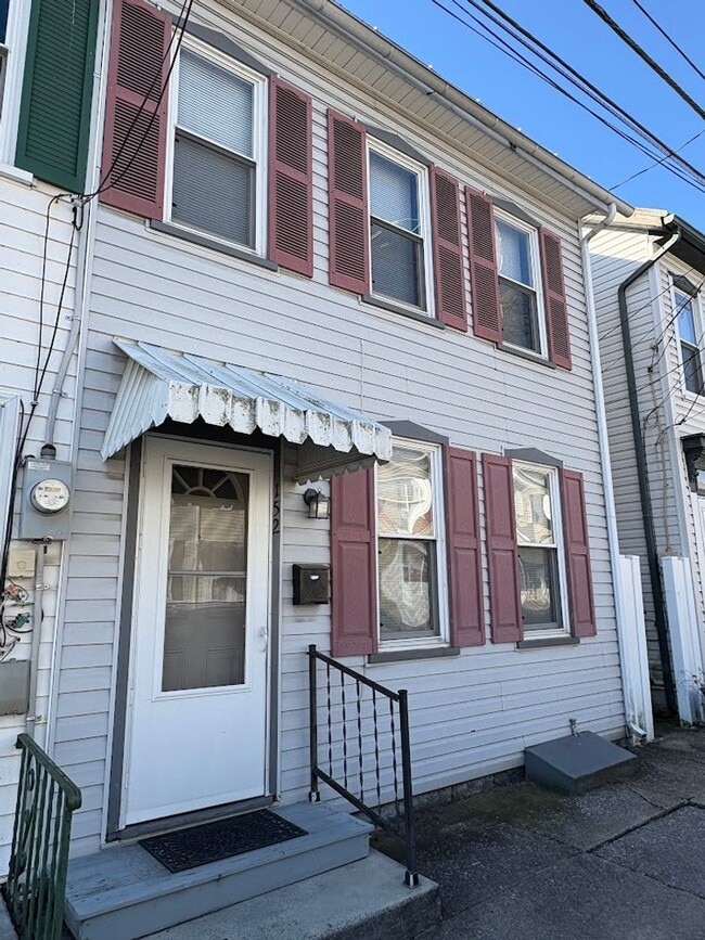 Building Photo - Newly Renovated 3 Bed/ 3 Bath in Charming ...