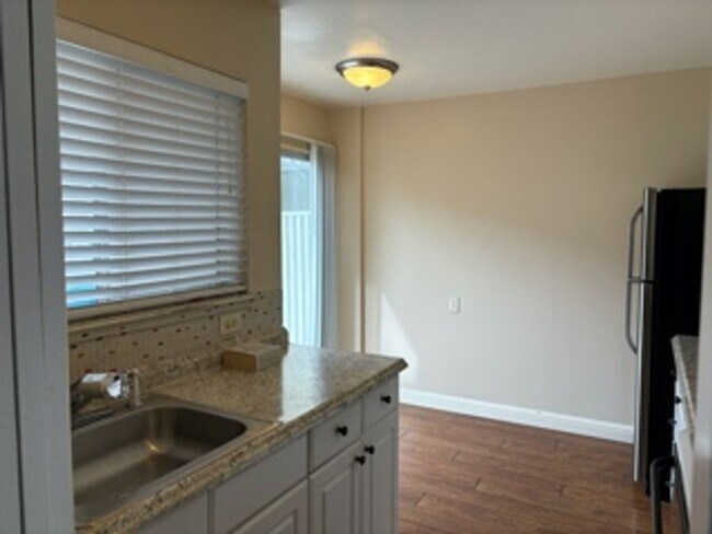 Building Photo - Charming Townhouse