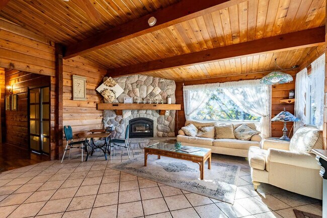 Building Photo - 707 Northumberland Heights Rd