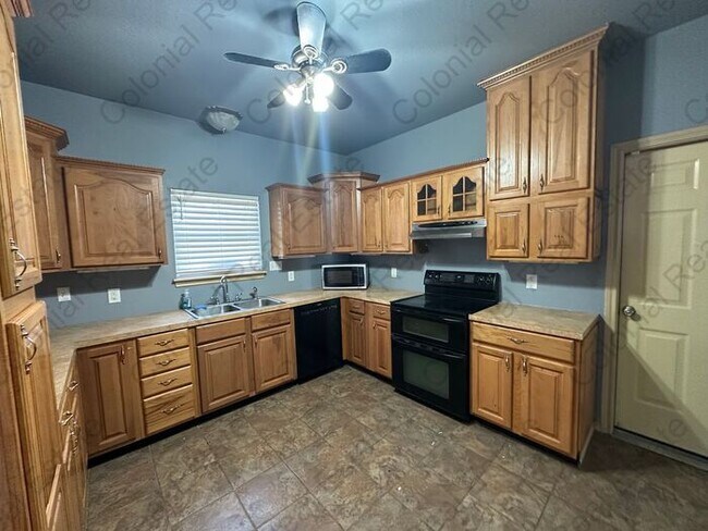 Foto del edificio - Beautiful 3 bedroom 2 bathroom home with a workshop, 3 car divided garage capacity, and a xerisca...