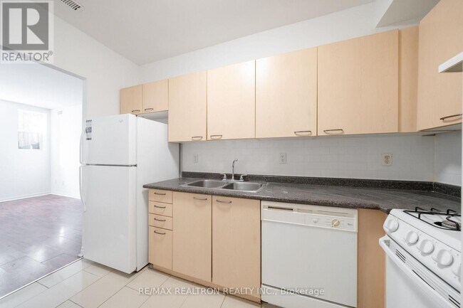 Building Photo - 414 Jarvis St