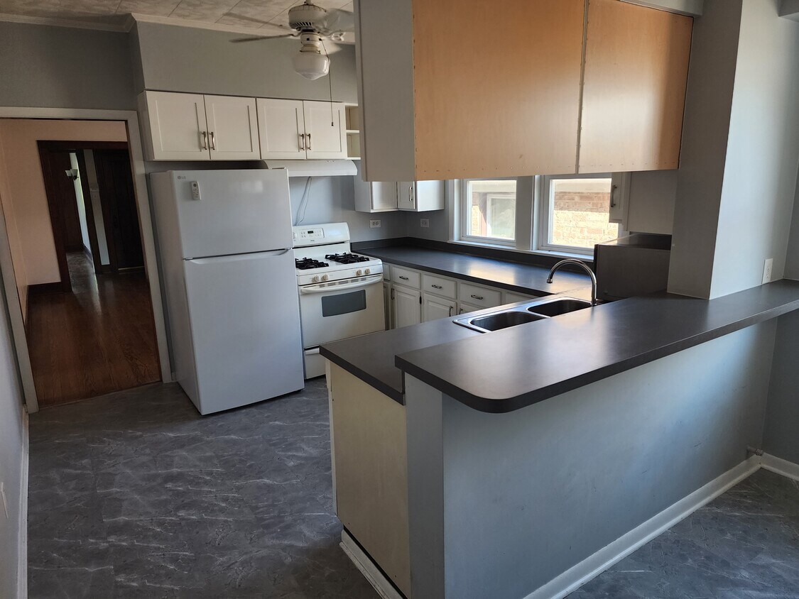 Kitchen - 5920 N Virginia Ave