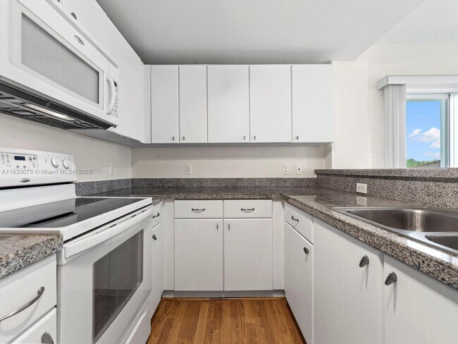 Foto del edificio - 2740 SW 28th Terrace