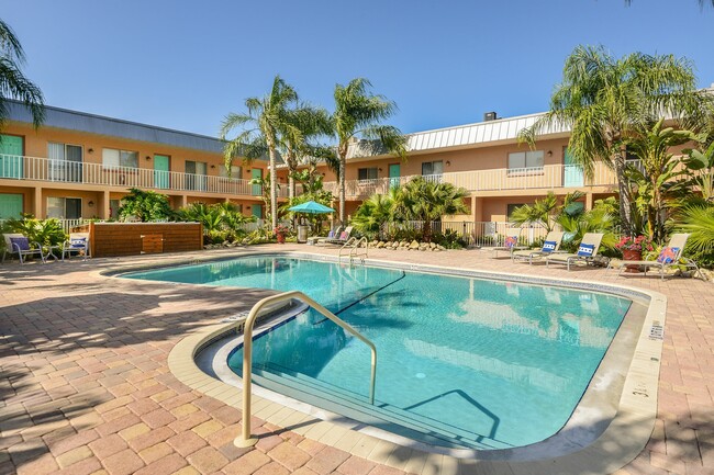 Piscina con terraza - Bayshore Palms at Soho