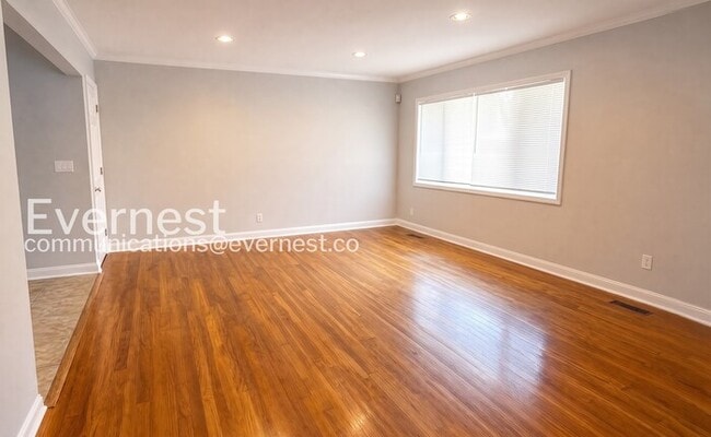 Building Photo - 2 Bed/1 Bath Home with Garage / Available Soon!