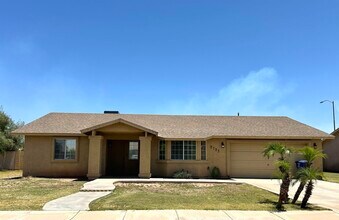 Building Photo - 2723 S 31st Dr