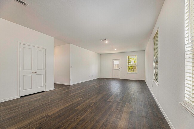 Building Photo - Like New 4 bedroom, 2 1/2 bath, 1 story in...