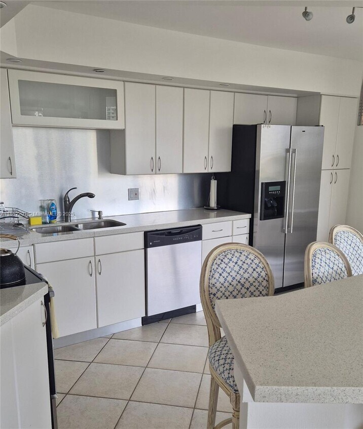 Foto principal - 15645 Collins Ave