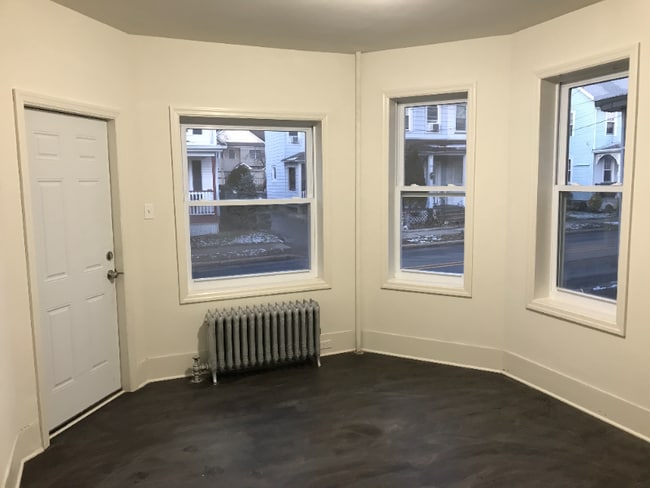 Building Photo - 114 Monmouth St