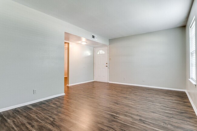Building Photo - 3-BEDROOM DUPLEX IN ALAMO HEIGHTS ISD