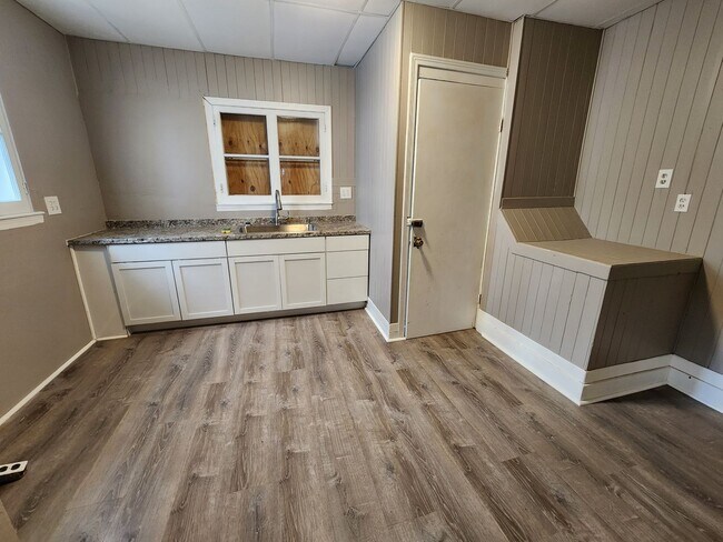 Building Photo - Three Bedroom, Two Full Bath Single Family...