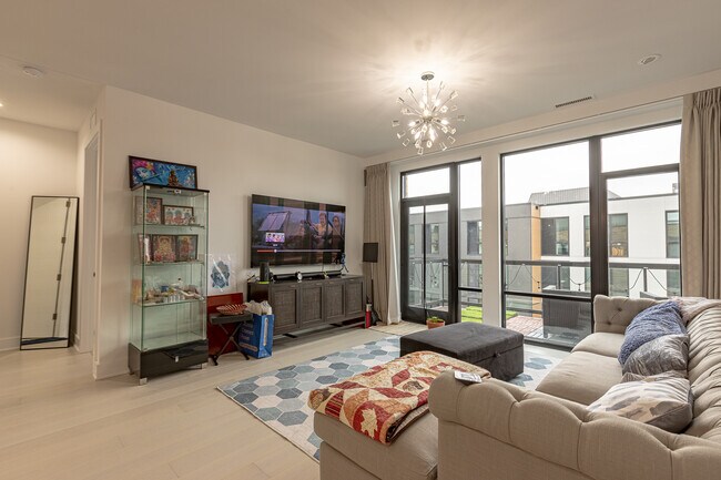 Building Photo - 1701 W Webster Ave