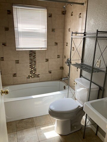 Baño principal - 318 N Onondago Ave