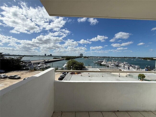 Foto del edificio - 7904 West Dr