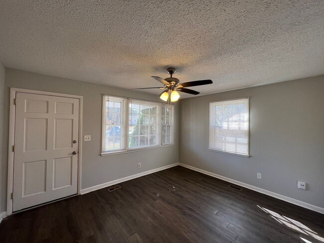 Foto del edificio - Cute 3BR 1.5BA Home in Smyrna - Large Back...