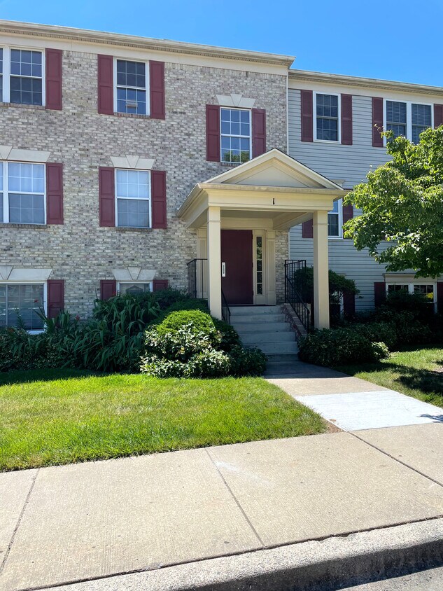 Primary Photo - 1 Normandy Square Ct