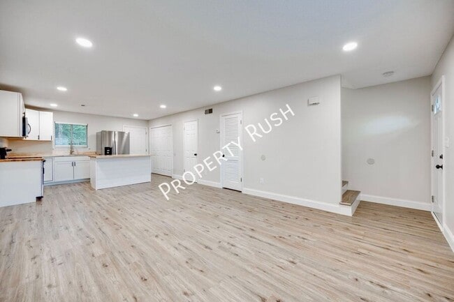 Building Photo - 2323 Green Forest Dr